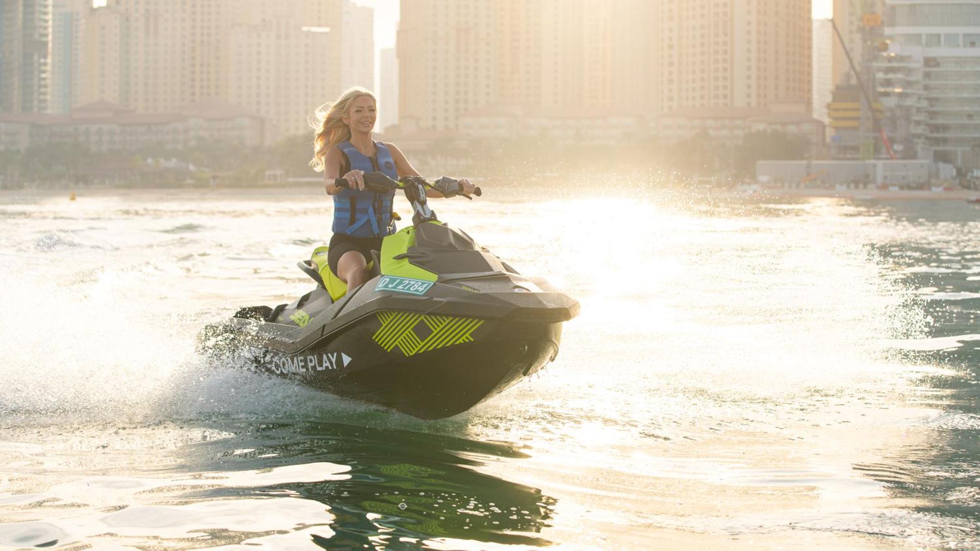 Hotel Five Luxe Dubai Exterior foto A woman riding a personal watercraft