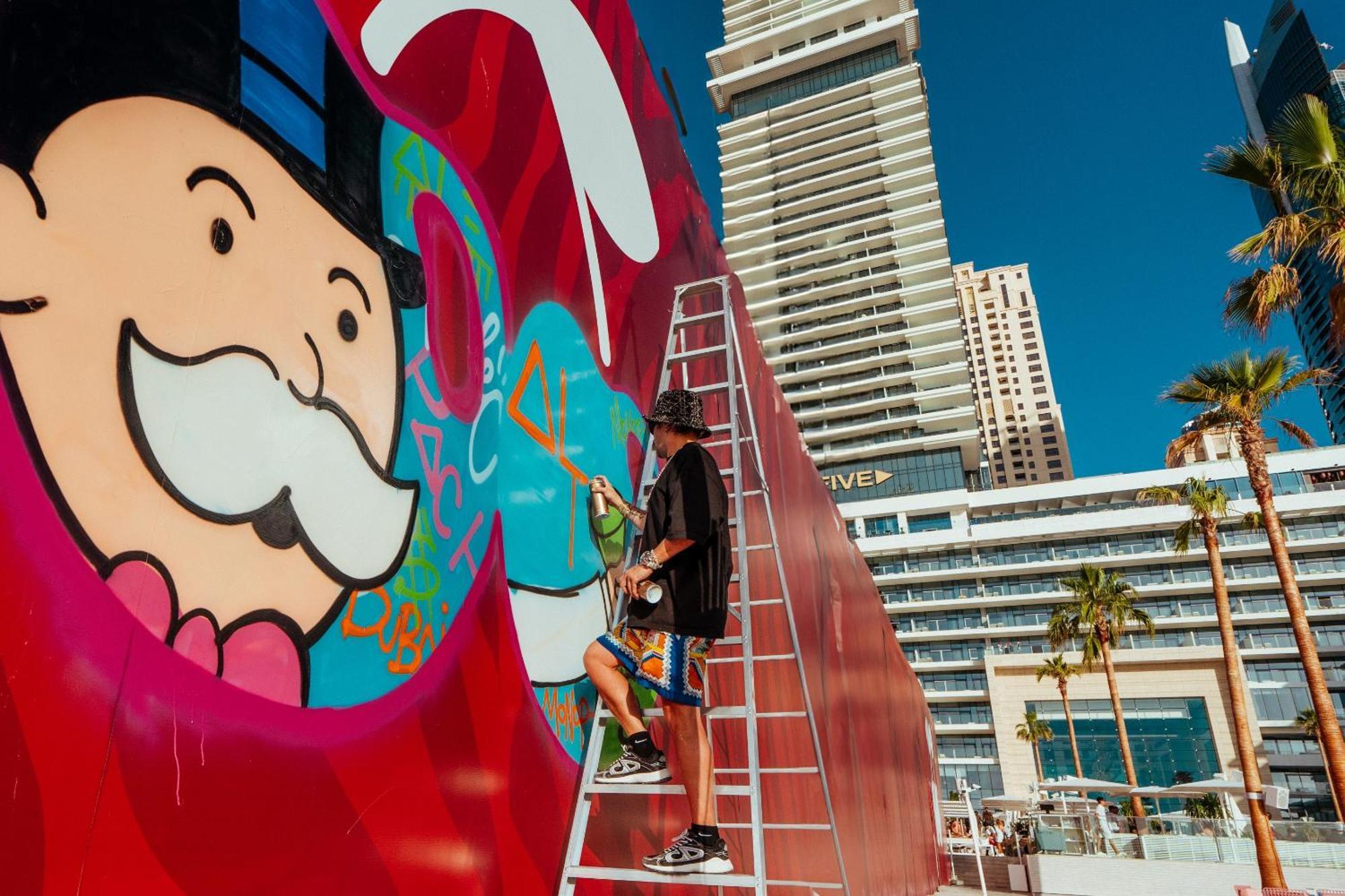 Hotel Five Luxe Dubai Exterior foto Artist working on a mural at the MGM Grand