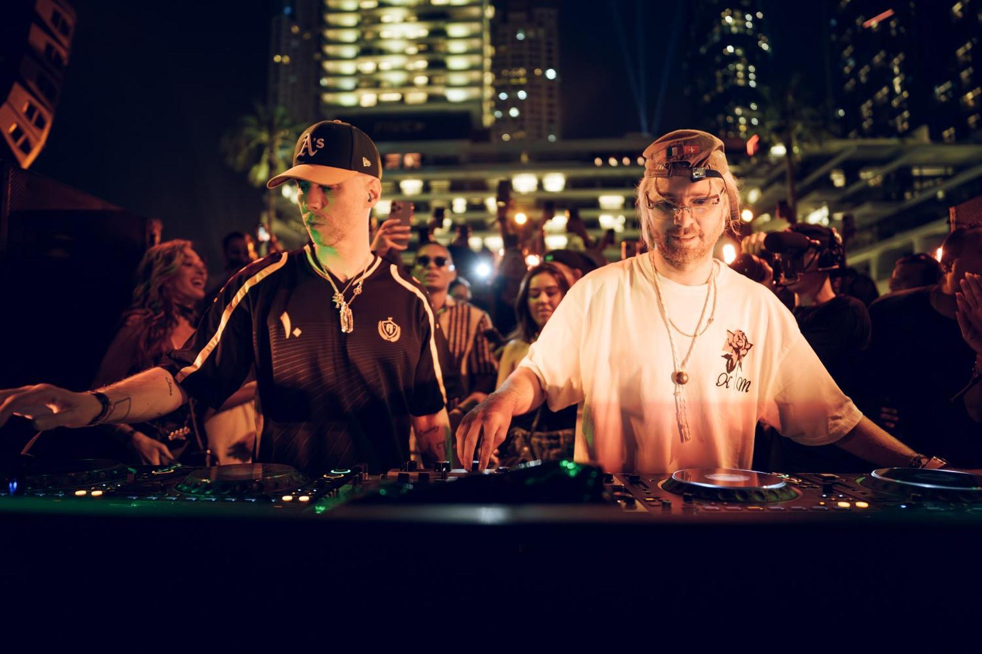 Hotel Five Luxe Dubai Exterior foto The Hacker Twins performing in 2016