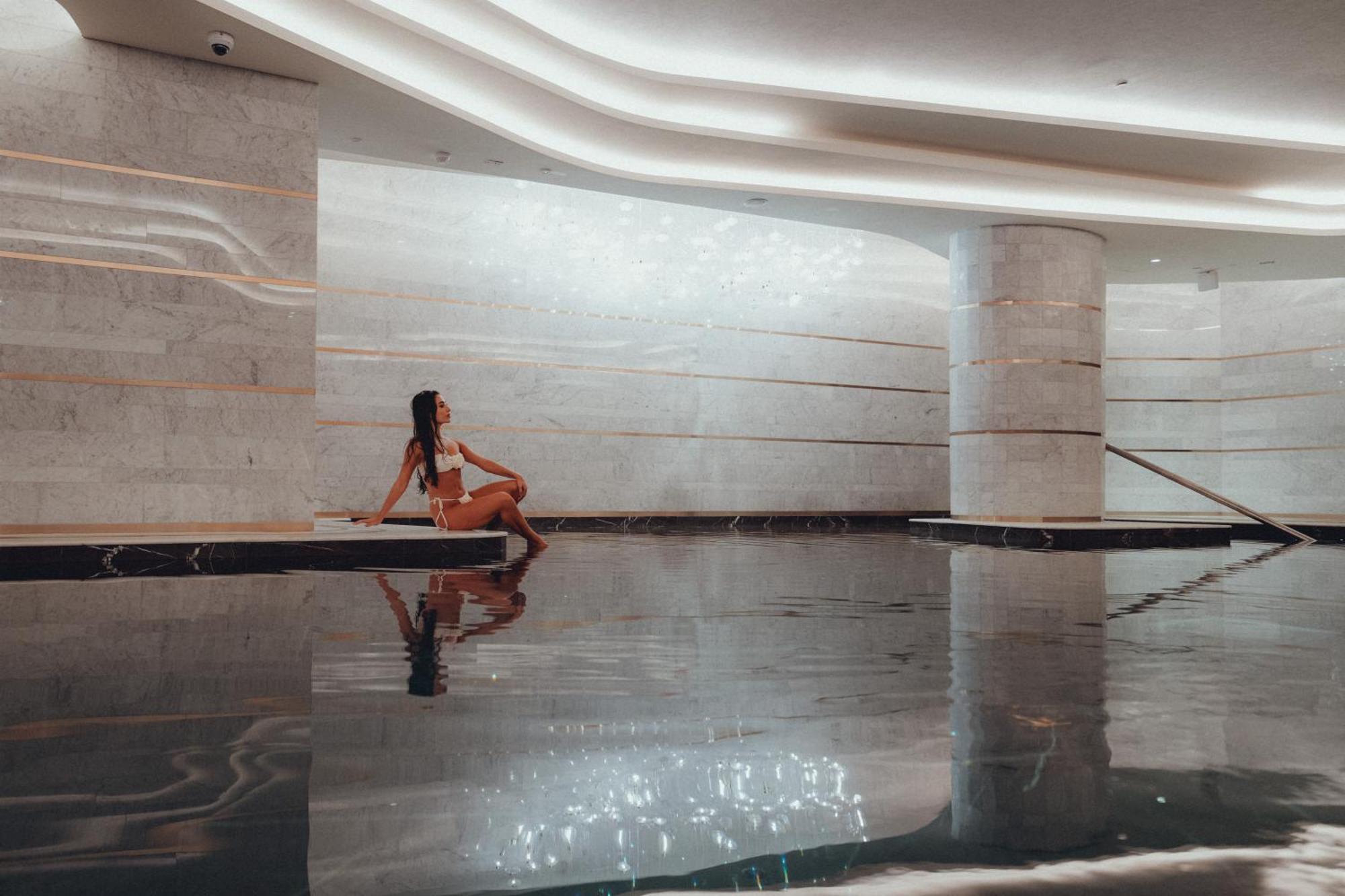 Hotel Five Luxe Dubai Exterior foto The pool at the spa