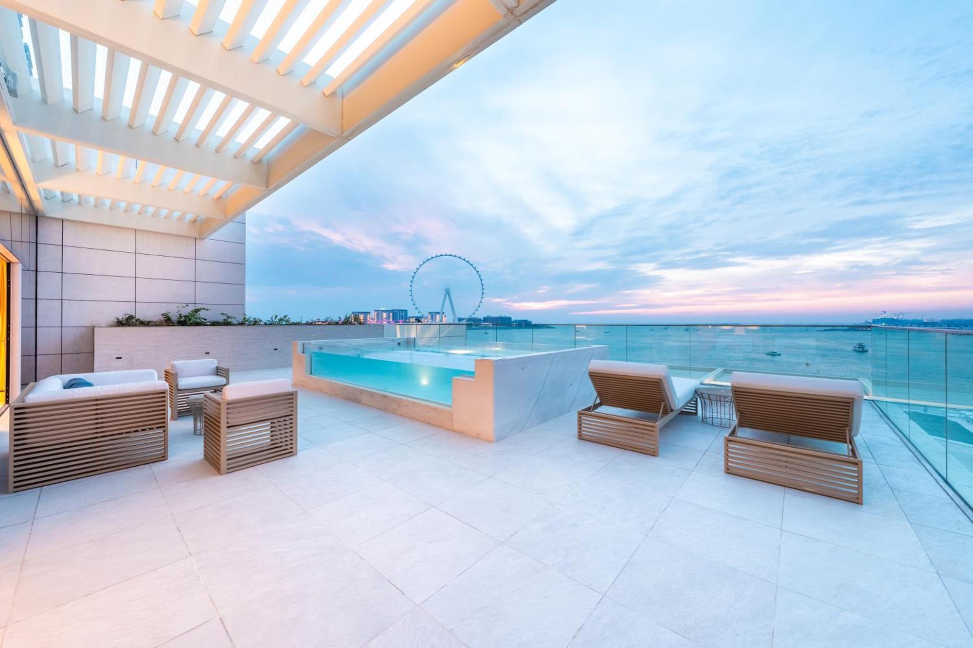 Hotel Five Luxe Dubai Exterior foto The rooftop pool at the hotel