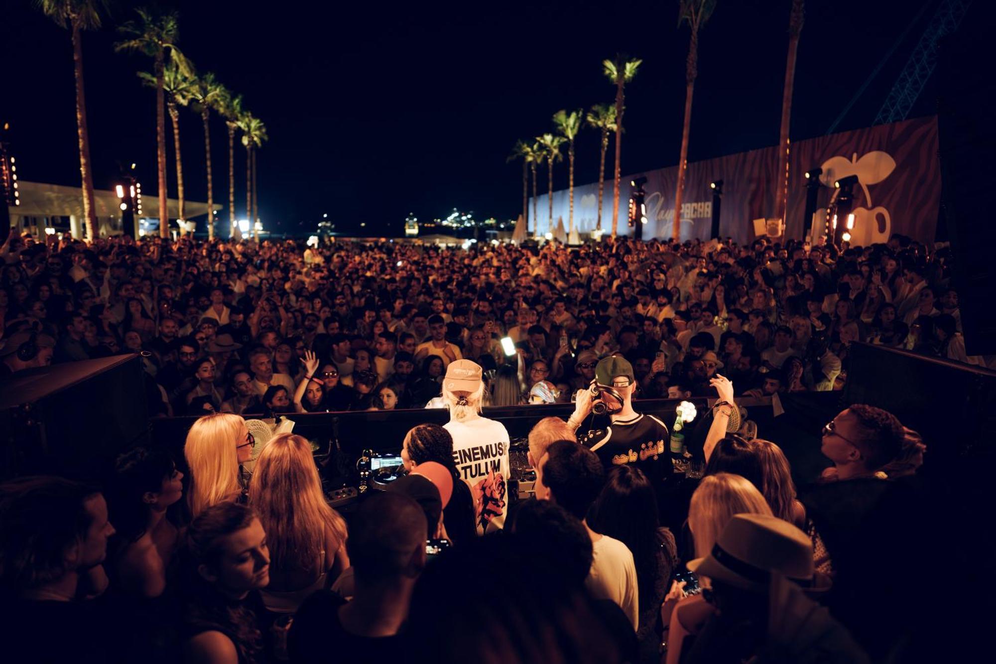 Hotel Five Luxe Dubai Exterior foto The crowd at the 2014 edition of the festival