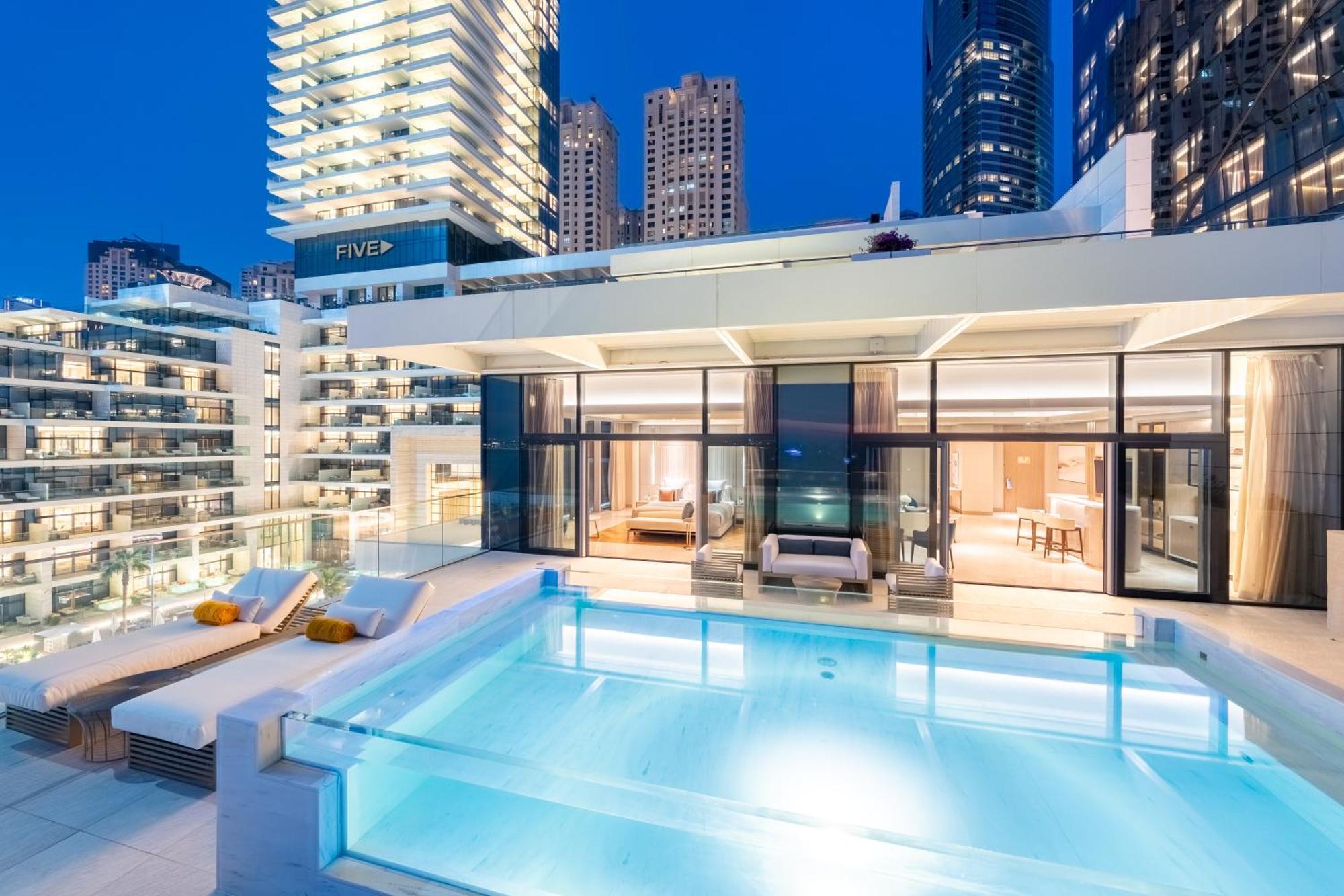Hotel Five Luxe Dubai Exterior foto The swimming pool at the hotel