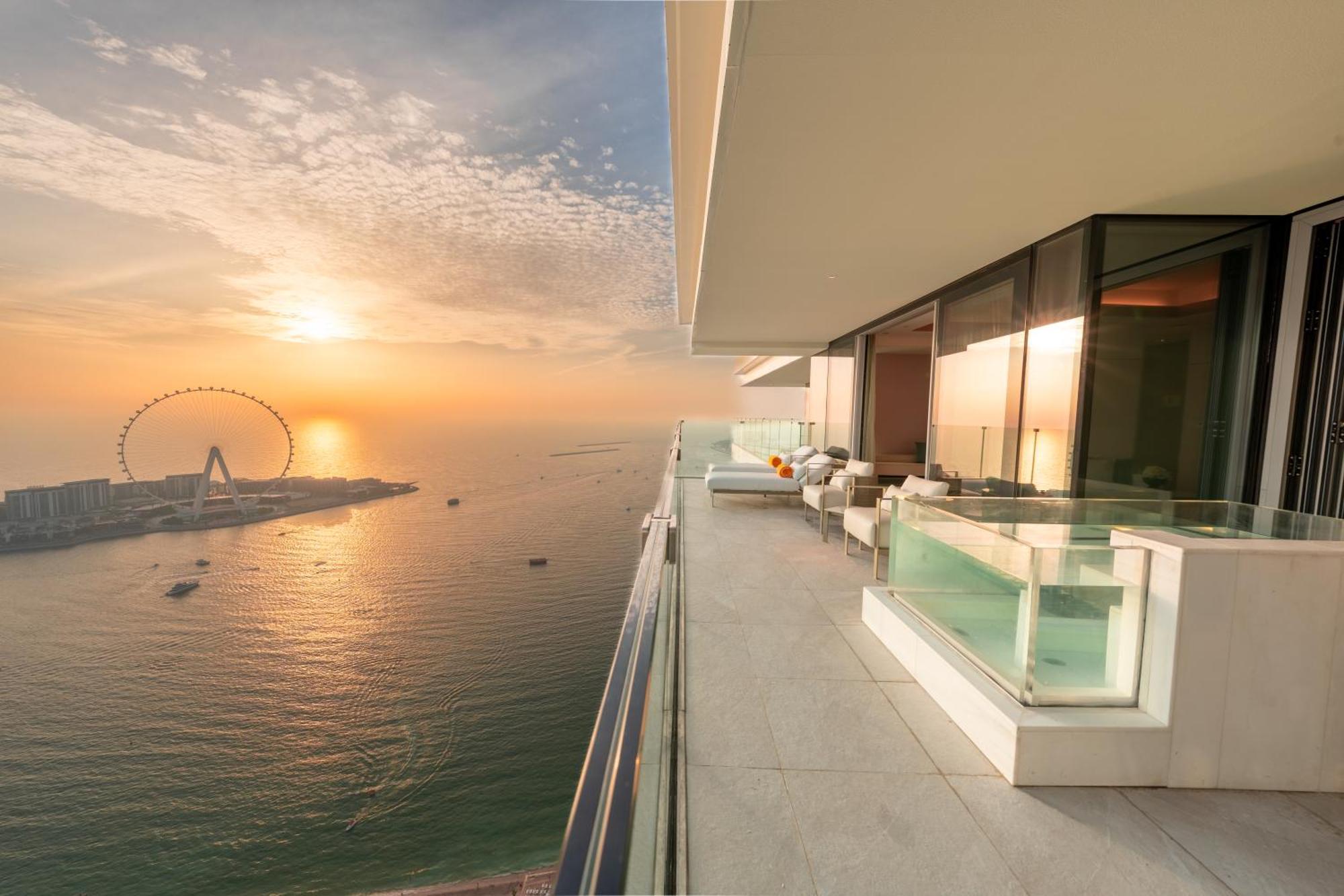 Hotel Five Luxe Dubai Exterior foto View of the Dubai Marina from the balcony of a Jumeirah at the Beach apartment