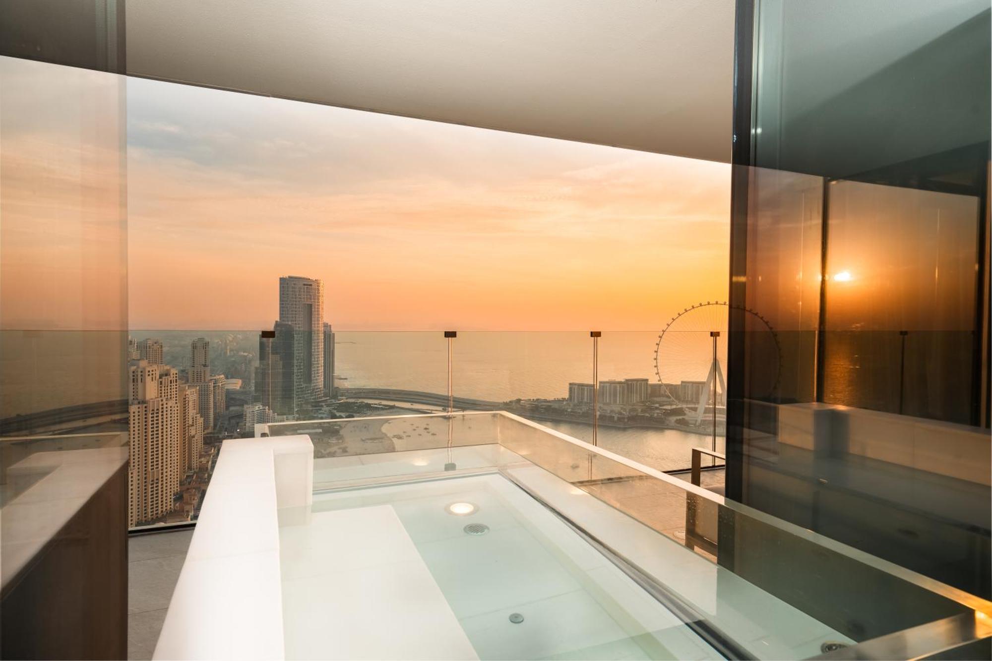Hotel Five Luxe Dubai Exterior foto The view from the bathroom of a suite at the Marina Bay Sands