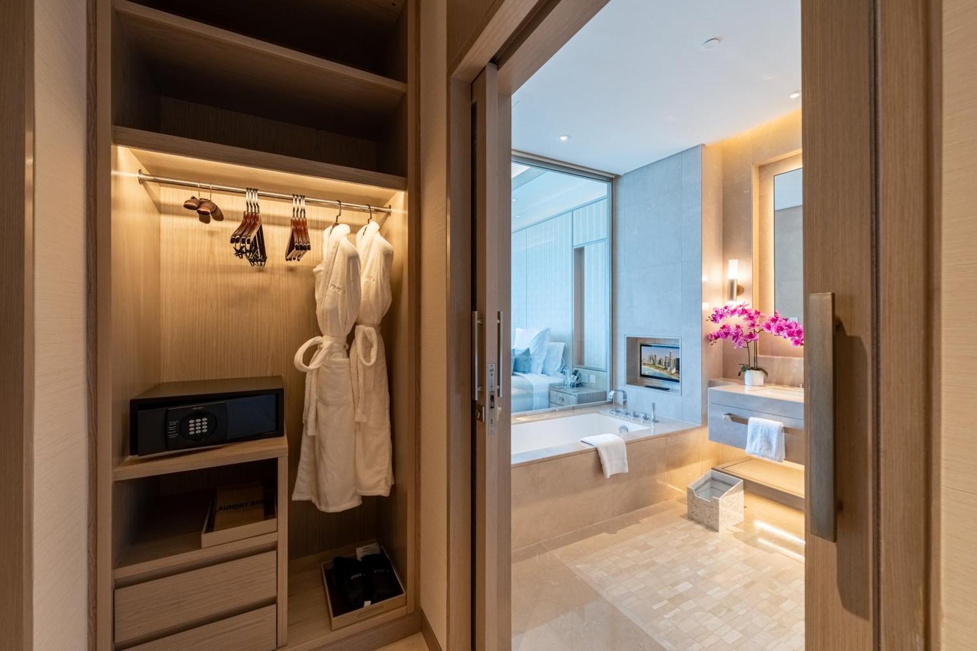 Hotel Five Luxe Dubai Exterior foto Bathroom