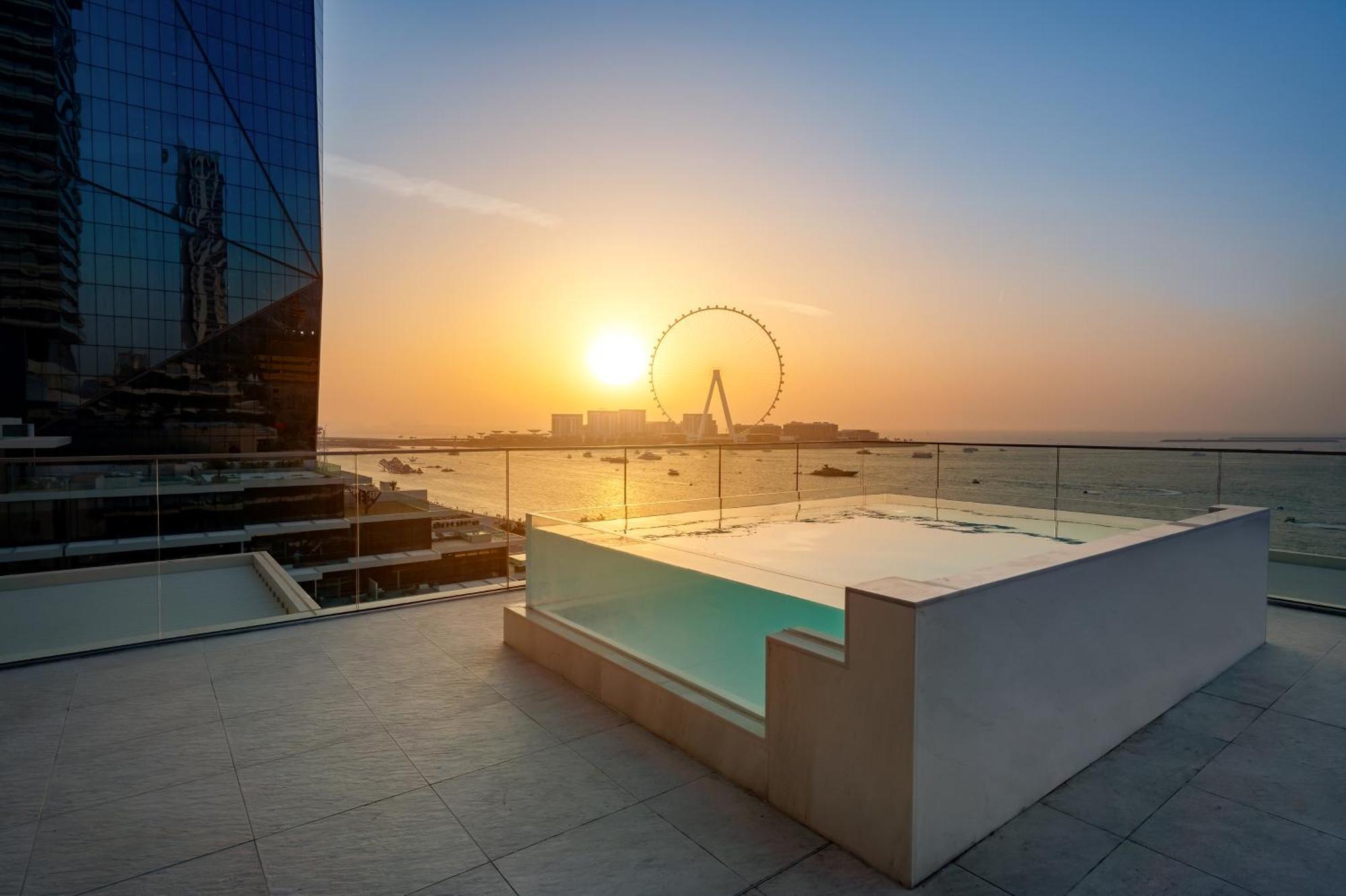 Hotel Five Luxe Dubai Exterior foto View of the Dubai Eye from the Address Sky Pool