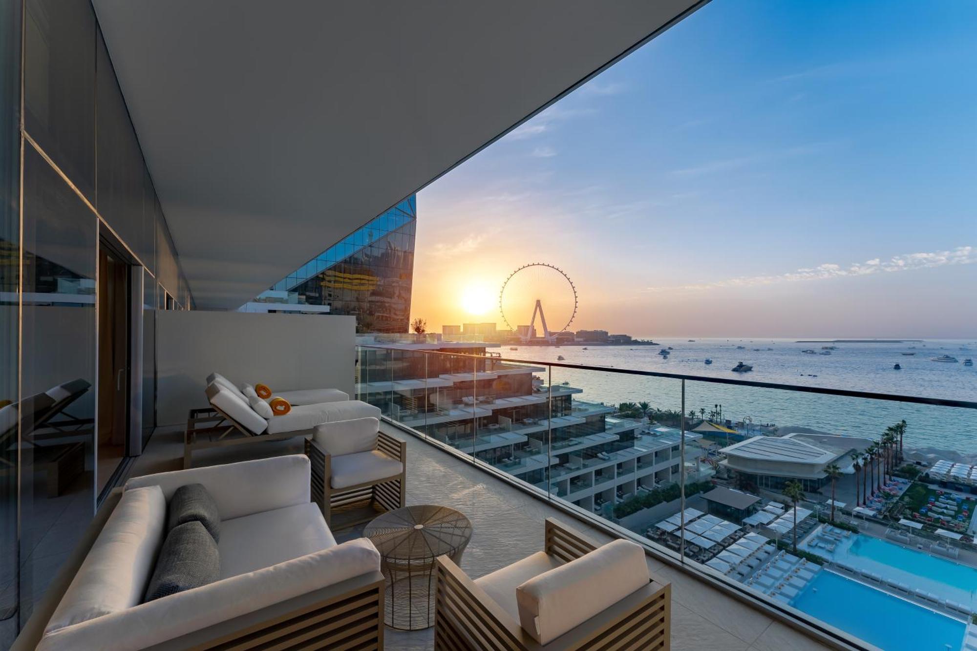 Hotel Five Luxe Dubai Exterior foto View of the Palm Jumeirah from the hotel