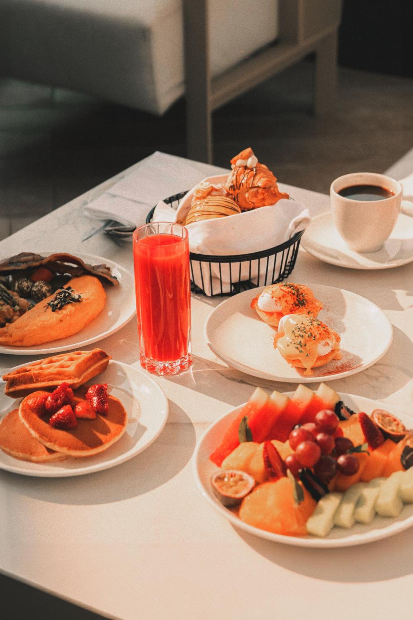Hotel Five Luxe Dubai Exterior foto A typical breakfast